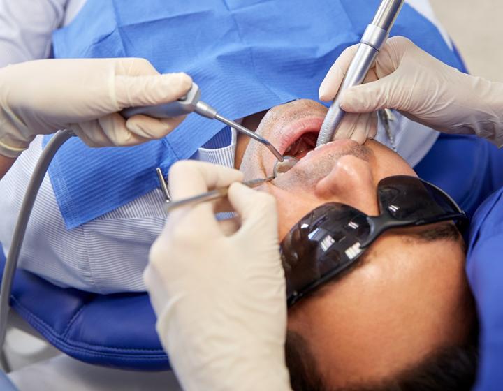 Hammashoitoa hammaslääkärin vastaanotolla