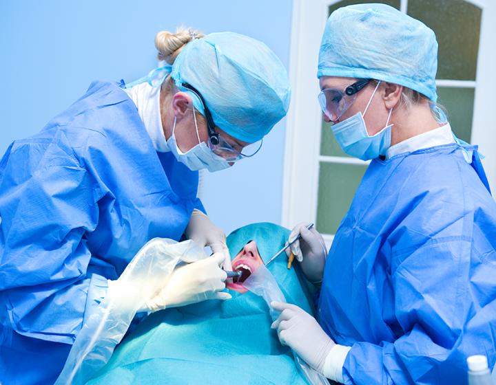Potilaalle tehdään hammaslääkärin vastaanotolla suukirurgista toimenpidettä 
