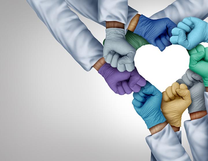 Terveydenhuollon ammattilaisten kädet yhdessä sydämen muodossa