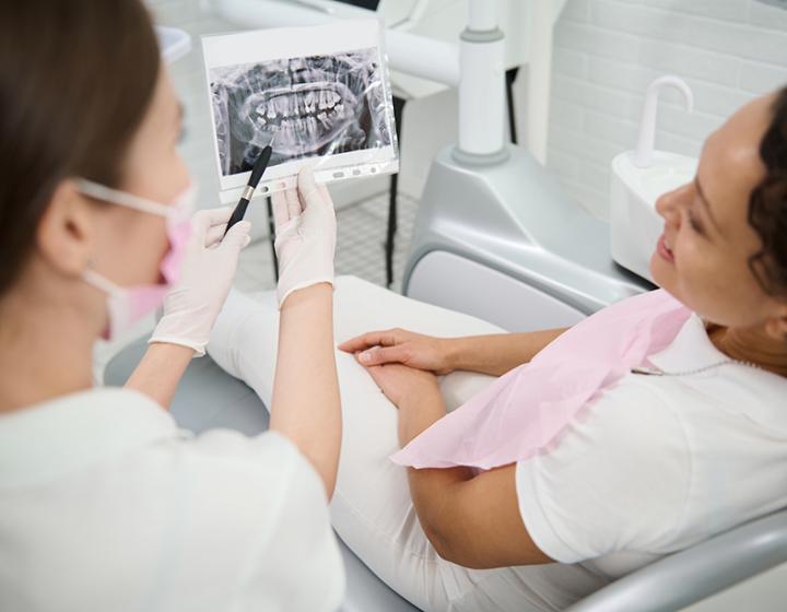 Potilas hammaslääkärin vastaanotolla