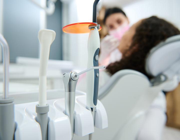 Potilas hammaslääkärin vastaanotolla