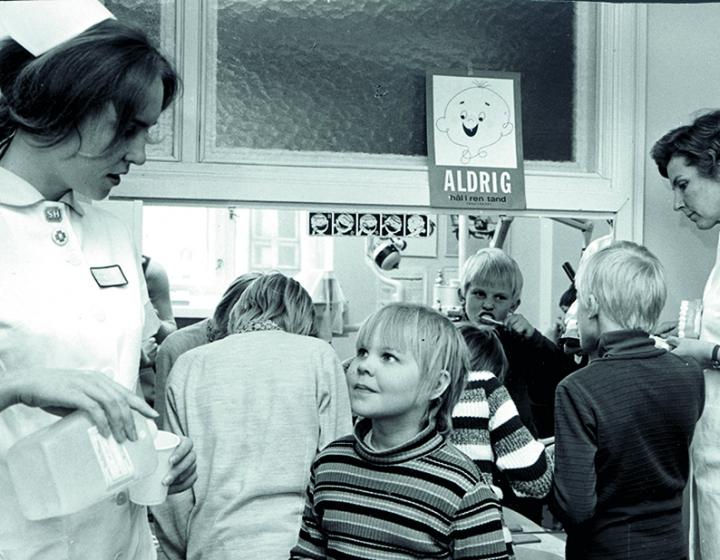 Oppilaille annetaan hampaiden harjausopetusta hammashoitolassa 1970-luvulla